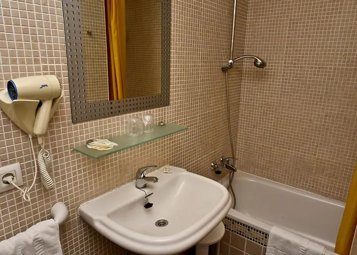 Готель Adsubia 2*